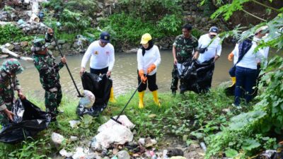 Peringati Hari Bakti PU Ke-80, Wagub Idah Pimpin Aksi Bersih Sungai Bulota Rawan Banjir