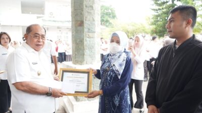 Wali Kota Adhan Beri Reward Petugas Kebersihan yang Tetap Kerja di Tengah Hujan Deras
