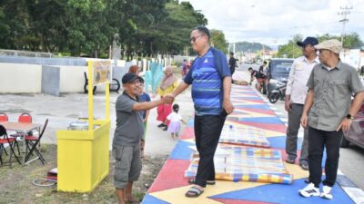 Bupati Gorontalo Utara Pantau Lokasi Kegiatan UMKM di Trotoar Depan Kantor Bupati