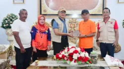 Wujud Kepedulian, Adhan Dambea Salurkan Bantuan Ratusan Juta untuk Korban Banjir Pohuwato