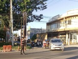 Personel Dit Samapta Polda Gorontalo Turun Jalan Urai Kemacetan