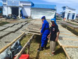 Aksi Humanis Polairud Gorontalo Bantu Warga Jemur Ikan Teri di Desa Langge