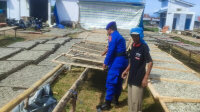 Aksi Humanis Polairud Gorontalo Bantu Warga Jemur Ikan Teri di Desa Langge