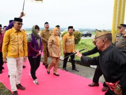 Tiba di Gorontalo, Wamen Diktisaintek Stella Christie Disambut Upacara Adat Mopotilolo