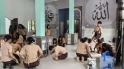 Beda Iman Satu Tujuan, Siswa Katolik Turut Sambut Ramadan Dengan Bersih-Bersih Masjid