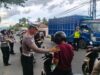 Disangka Razia, Ditlantas Polda Gorontalo Justru Bagi-Bagi Takjil ke Pengendara