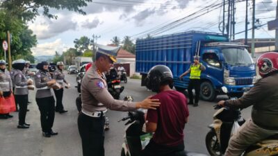 Disangka Razia, Ditlantas Polda Gorontalo Justru Bagi-Bagi Takjil ke Pengendara