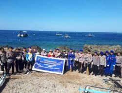 DKP Provinsi dan Polairud Polda Gorontalo Bersih Pantai dan Kawasan Perairan di Desa Olele