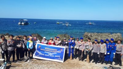 DKP Provinsi dan Polairud Polda Gorontalo Bersih Pantai dan Kawasan Perairan di Desa Olele