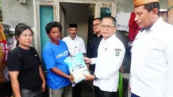 Sekda Kota Gorontalo Salurkan Bantuan untuk Korban Puting Beliung di Huangobotu