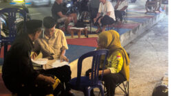 Duduk di Trotoar, Wabup Nurjanah Layani Aspirasi Warga Tanpa Sekat