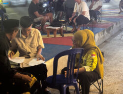 Duduk di Trotoar, Wabup Nurjanah Layani Aspirasi Warga Tanpa Sekat