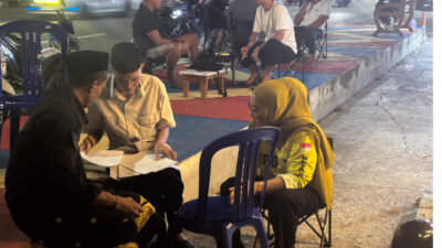 Duduk di Trotoar, Wabup Nurjanah Layani Aspirasi Warga Tanpa Sekat