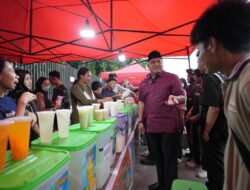 Rektor UNG Traktir Takjil untuk Mahasiswa dan Masyarakat Sekitar Kampus