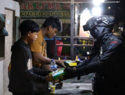 Bukan Sekadar Patroli, Gegana Brimob Gorontalo Berbagi Sahur dan Sapa Warga Tibawa