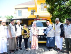 Wagub Gorontalo Serahkan Bantuan Mobil Ambulans untuk Wahdah Islamiyah