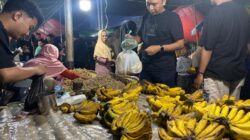 Antusias Pedagang Warnai Tradisi Malam Qunut di Batudaa