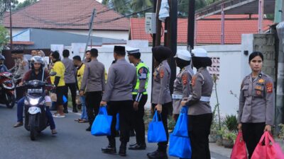Polda Gorontalo Turun ke Jalan, 500 Paket Takjil Dibagikan ke Warga