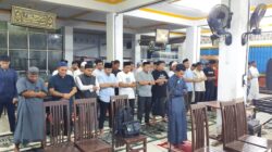 Warga Warkop Amal Berbagi Takjil Serta Gelar Tarawih Berjamaah