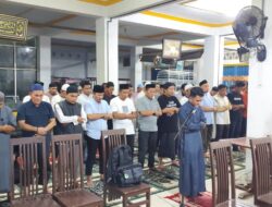 Warga Warkop Amal Berbagi Takjil Serta Gelar Tarawih Berjamaah