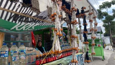 Jelang Malam Tumbilotohe, Penjualan Lampu Botol di Kota Gorontalo Masih Sepi