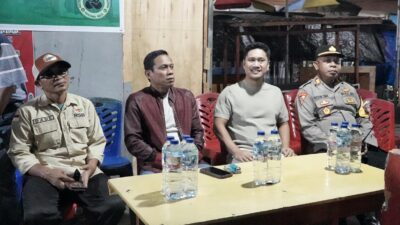 Wali Kota Kotamobagu Apresiasi Sarjan Korompot dan Panitia, Pasar Senggol Diserbu Pengunjung Jelang Lebaran ZONABMR.COM – Apresiasi datang dari Wali Kota Kotamobagu Weny Gaib kepada Ketua Asosiasi Pasar Poyowa Kecil, Sarjan Korompot, bersama panitia Pasar Senggol Bersahabat Kotamobagu atas suksesnya penyelenggaraan pasar yang membludak jelang H-2 Idul Fitri 1447 Hijriah. Di tengah padatnya aktivitas dan lonjakan pengunjung yang membanjiri area pasar, Sarjan menjadi figur sentral yang menegaskan bahwa fenomena ini bukan sekadar rutinitas musiman, melainkan bukti nyata bergeraknya ekonomi rakyat. “Pasar senggol ini bukan hanya tempat jual beli, tapi sudah menjadi ruang hidup bagi ekonomi rakyat,” tegas Sarjan. Ia menjelaskan, lonjakan pengunjung tahun ini merupakan hasil kerja kolektif antara pengelola, pedagang, dan panitia, yang didukung penuh oleh pemerintah daerah dalam menjaga stabilitas serta kenyamanan. Kehadiran langsung Wali Kota bersama Wakil Wali Kota Rendy Virgiawan Mangkat, Kamis (19/3/2026), menurut Sarjan, menjadi dorongan moral bagi para pedagang yang tengah memaksimalkan momentum Ramadan. “Ini bukan sekadar kunjungan, tapi bentuk perhatian dan dukungan nyata. Kami merasa tidak berjalan sendiri,” ujarnya. Sarjan juga menilai, membludaknya pengunjung menjadi indikator meningkatnya daya beli masyarakat sekaligus kepercayaan publik terhadap pasar lokal sebagai pusat pemenuhan kebutuhan menjelang Lebaran. Ia menegaskan, keberhasilan ini harus dijaga bersama, agar Pasar Senggol terus menjadi penggerak utama ekonomi masyarakat kecil di Kotamobagu. Sementara itu, kunjungan pemerintah daerah dilakukan untuk memastikan aktivitas pasar tetap aman, tertib, dan lancar di penghujung Ramadan, sekaligus melihat langsung geliat ekonomi yang berkembang pesat di tengah masyarakat.