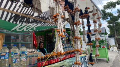 Jelang Malam Tumbilotohe, Penjualan Lampu Botol di Kota Gorontalo Masih Sepi