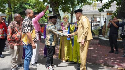 Pertama Kali ke Gorontalo, Menham RI Natalius Pigai Disambut Adat Mopotilolo