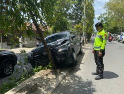 Diduga Hilang Kendali, Mobil Avanza Tabrak Pohon di Pinggir Jalan JDS