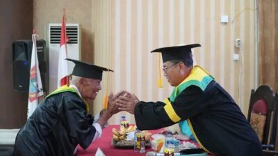 Lansia 80 Tahun ke Atas Ikut Wisuda, Bupati Gorut Apresiasi Semangat Sekolah Lansia