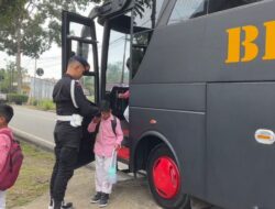 Tingkatkan Pelayanan Masyarakat, Satbrimob Polda Gorontalo Operasikan Bus Sekolah Gratis