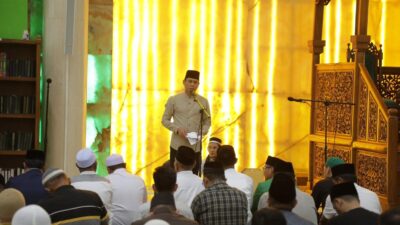 Wali Kota dan Wawali Kotamobagu Sholat Tarawih Perdana di Masjid Agung Baitul Makmur