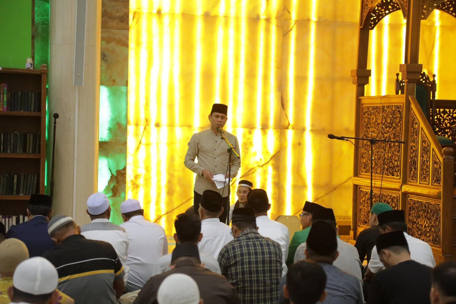 Wali Kota dan Wawali Kotamobagu Sholat Tarawih Perdana di Masjid Agung Baitul Makmur