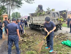 Peringati Hari Kartini, Polwan Polres Gorontalo Gelar Aksi Bersih-Bersih di GOR David Tony
