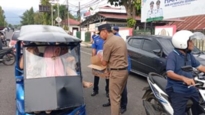 Satpol PP–Damkar Kotamobagu Bagi 100 Paket Takjil, Perkuat Kepedulian di Bulan Ramadhan