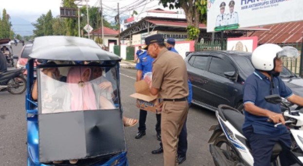 Satpol PP–Damkar Kotamobagu Bagi 100 Paket Takjil, Perkuat Kepedulian di Bulan Ramadhan