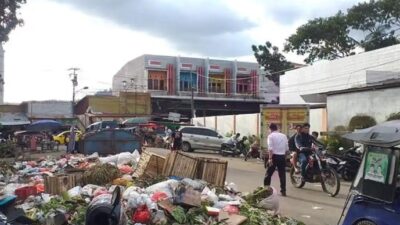 Sampah Menumpuk di Pasar 23 Maret, DLH Kotamobagu Soroti Rendahnya Disiplin Warga