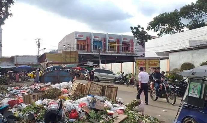 Sampah Menumpuk di Pasar 23 Maret, DLH Kotamobagu Soroti Rendahnya Disiplin Warga