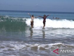 Peselancar Tuli Taklukan Ombak Kuta dalam Rangka Hari Kartini
