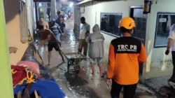 BPBD Kota Gorontalo dan Warga Bersinergi Pulihkan Rumah Warga Terdampak Banjir Bandang di Dembe I