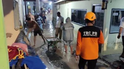 BPBD Kota Gorontalo dan Warga Bersinergi Pulihkan Rumah Warga Terdampak Banjir Bandang di Dembe I