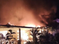 BREAKING NEWS: Satu Rumah di Belakang Kantor Desa Bungalo Terbakar