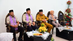 Tiba di Gorontalo, Wamentan Sudaryono dan Wamenhut Rohmat Marzuki Disambut Adat Mopotilolo