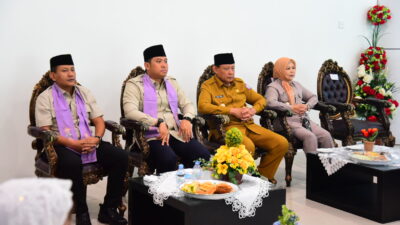 Tiba di Gorontalo, Wamentan Sudaryono dan Wamenhut Rohmat Marzuki Disambut Adat Mopotilolo