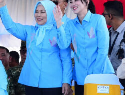 Idah Syaidah dan Sherly Tjoanda Tampil Anggun Berbusana Karawo Biru di Puncak PENAS XVII Gorontalo