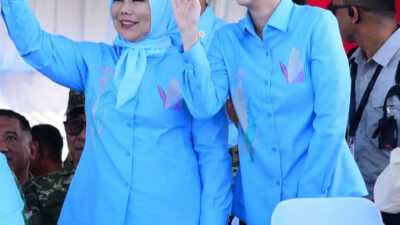 Idah Syaidah dan Sherly Tjoanda Tampil Anggun Berbusana Karawo Biru di Puncak PENAS XVII Gorontalo