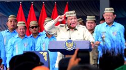 Presiden Prabowo Pikat Perhatian, Kenakan Upiah Karanji di Puncak PENAS XVII