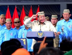Presiden Prabowo Pikat Perhatian, Kenakan Upiah Karanji di Puncak PENAS XVII