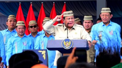 Presiden Prabowo Pikat Perhatian, Kenakan Upiah Karanji di Puncak PENAS XVII