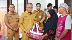 Respons Cepat Kebakaran Wumialo, Sekda Ismail Madjid Turun Langsung Salurkan Bantuan